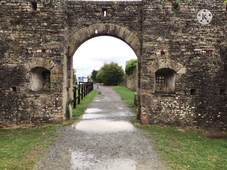 Tribulations médiévales dans la Manche : Pirou Portes défensives et douves