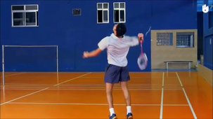 Dégagé de fond de cours en Badminton.mp4